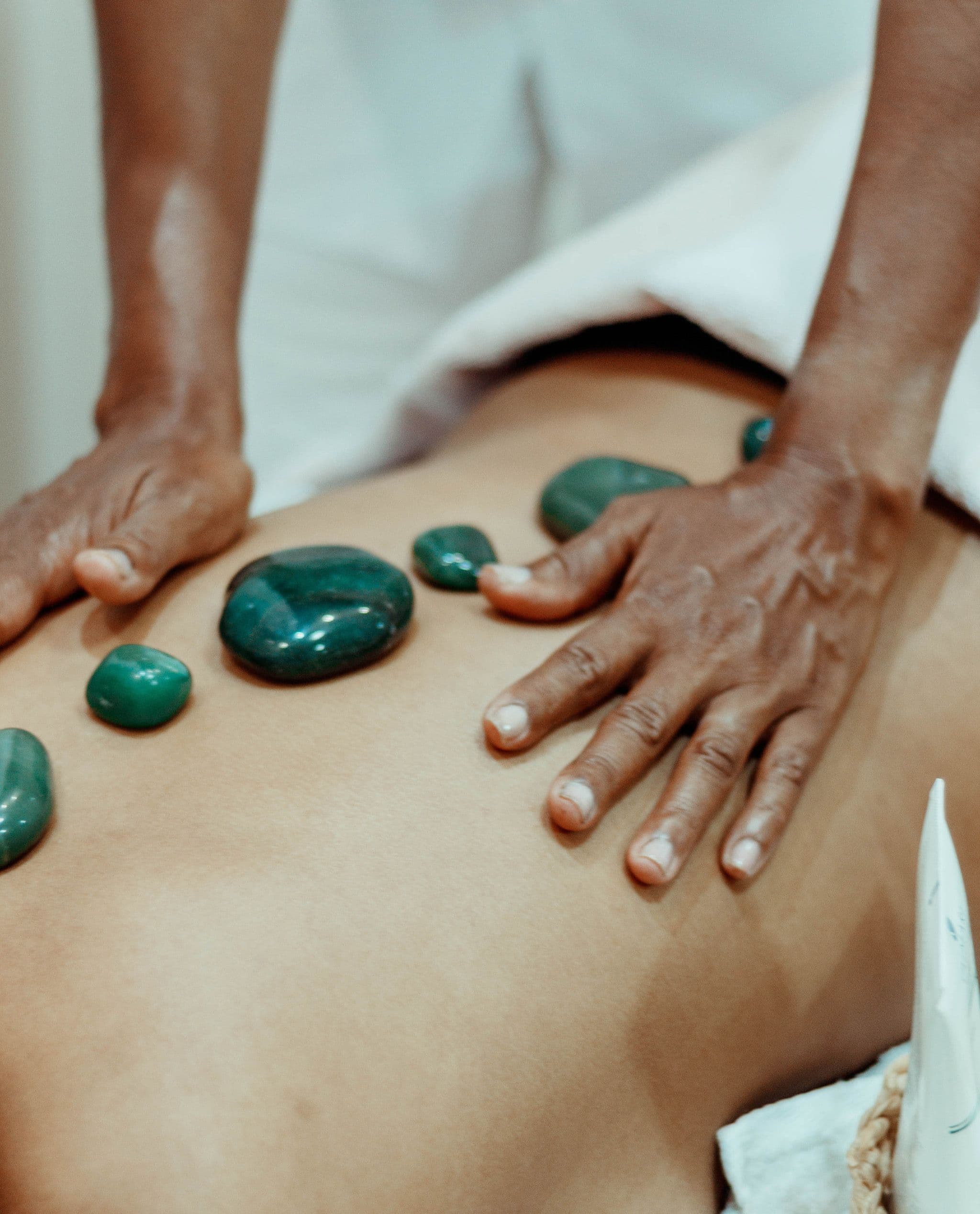 Tratamiento de spa con piedras calientes